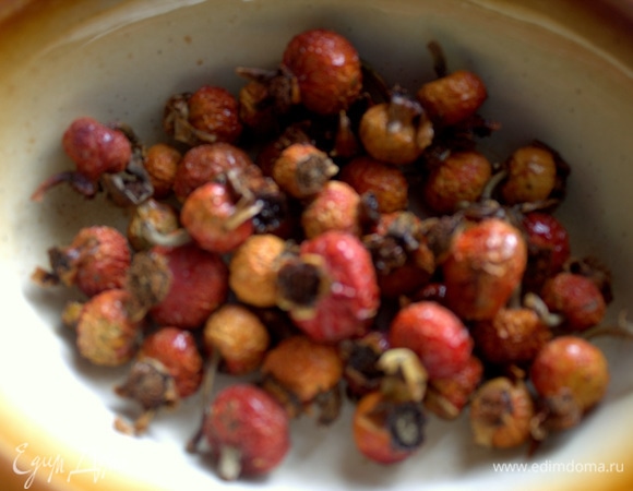 Шиповник у меня благополучно перезимовал на закрытой лоджии. Можно брать пополам с сушеными яблоками.