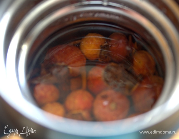 Заливаем кипятком. Примерно 250–300 мл.