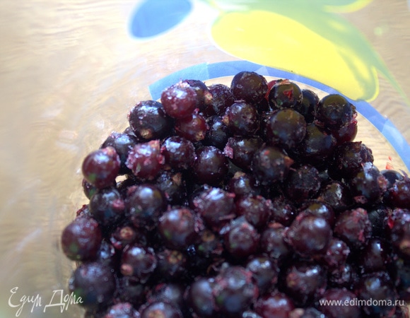 Насыпать прямо в кувшин с широким горлом.