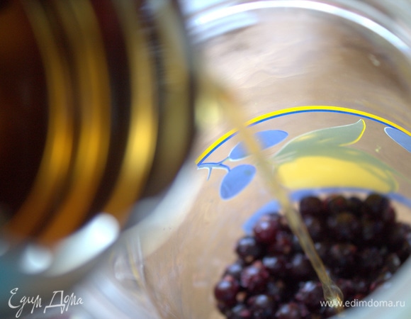 Залить настоявшимся отваром шиповника. Термос я снова залила кипятком и закрыла.