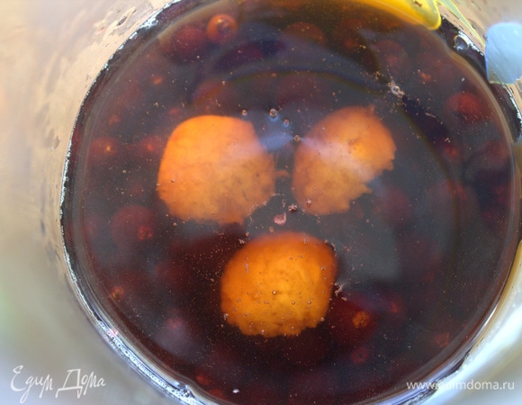 Я бросила в кувшин еще примерно 3 ч. л. имбиря с лимоном перемолотые. По желанию корицу и ваниль.