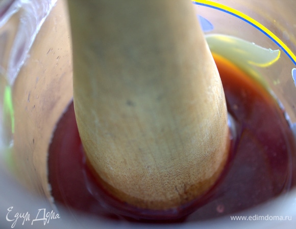 Давим толкушкой ягоды.