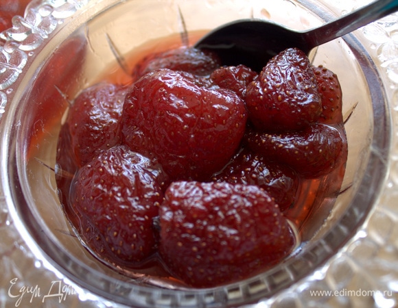 Вместо сахара добавила сироп от клубничного варенья. Можно мед.