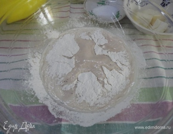 К ожившим дрожжам добавьте сахар, соль, влейте теплое молоко, всыпьте просеянную муку и замесите тесто до гладкого эластичного состояния.