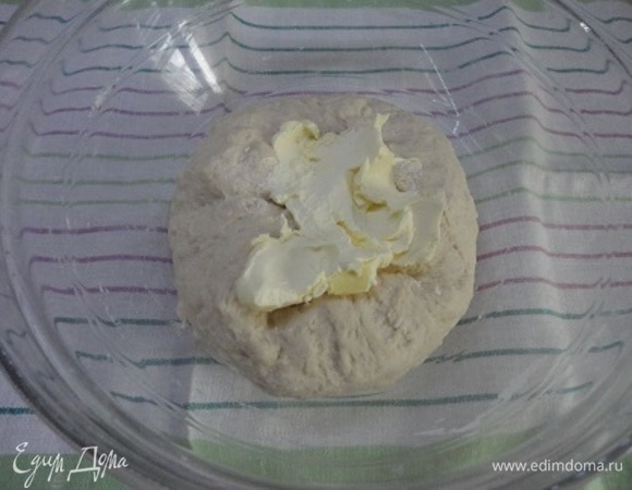 Добавьте мягкое масло и вмешивайте его в тесто в течение 7–10 минут.