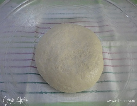 Готовое тесто накройте и оставьте в теплом месте на 1 час для подъема.