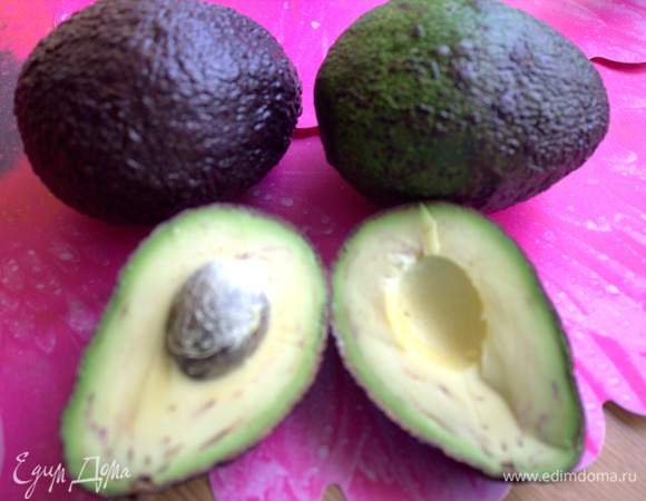 Авокадо разделить пополам.