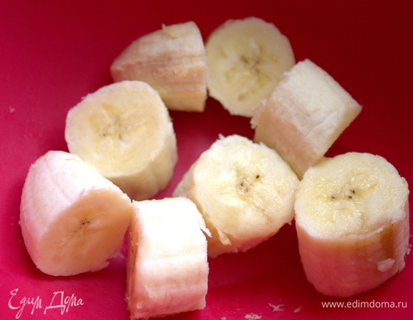 Банан нарезать на кружочки.