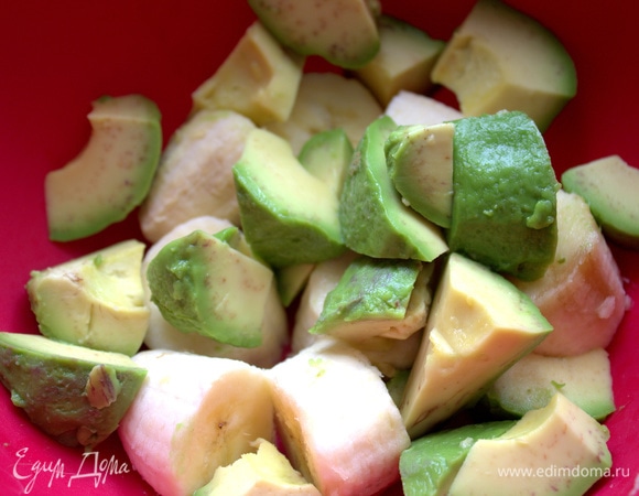 Авокадо тоже поделить на кусочки и сбрызнуть лимонным соком.
