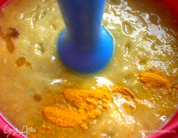 Взбить блендером. По желанию добавить куркуму.