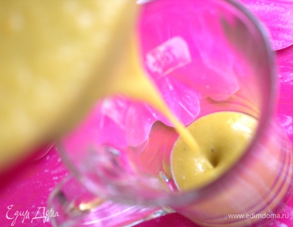 Разлить по бокалам.