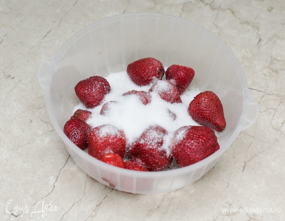 Ягоды промойте (я добавляю в воду немного уксуса, затем ополаскиваю). Удалите плодоножки, засыпьте сахаром.