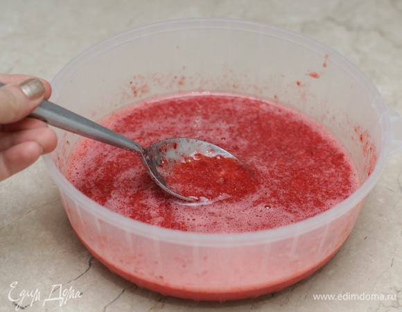 Пюрируйте любым удобным способом. Я использовала погружной блендер.