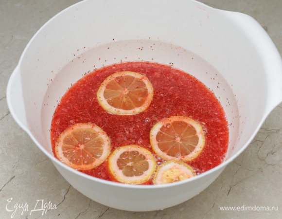 Добавьте свежевыжатый лимонный сок (я использую 1,5 лимона), кружочки оставшейся половины лимона, а затем влейте 1 л кипятка, перемешайте. Оставьте эту смесь на столе до остывания, затем уберите в холодильник. Хранить эту заготовку можно несколько дней в холодильнике.