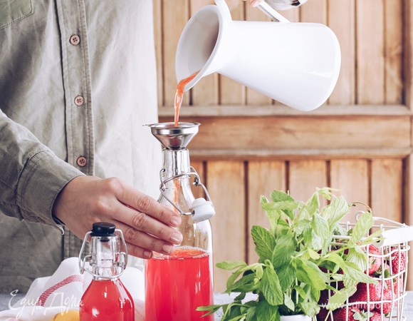 Перед подачей добавьте к заготовке из холодильника 1,5–2 л холодной воды, попробуйте лимонад на вкус и подкорректируйте сладость, добавив немного сахара или воды.