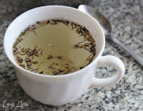 Добавить 150 мл воды. Дать настояться 4–5 минут. Лаванда обладает пряно-терпким и слегка горьковатым вкусом. В цветках содержится максимальное количество эфирного масла, что придает сильный аромат и насыщенный вкус. Важно не переборщить с количеством и дольше пяти минут не настаивать, чтобы напиток не горчил. 1–2 щепоток достаточно.