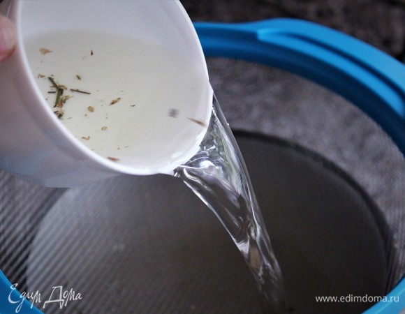 Процедить лавандовую воду через сито.