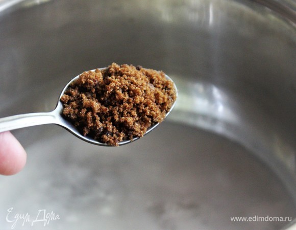 В посуде для варки напитка соединить какао-порошок, кокосовое молоко. Подогреть на слабом огне до растворения какао-порошка. Добавить лавандовую воду и чайную ложку мусковадо для легкой сладости. Варить на медленном огне 3–4 минуты.