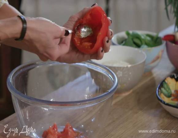 У помидоров срезать верхнюю часть и ложкой вынуть мякоть.