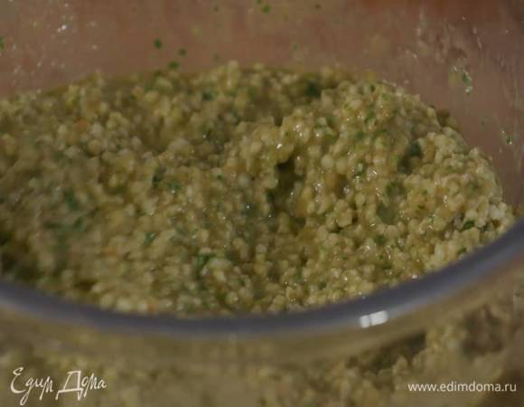 Приготовить начинку: мякоть помидоров соединить со шпинатом, базиликом и чесноком, влить 2 ст. ложки оливкового масла, все немного посолить и взбить погружным блендером в однородную массу, затем добавить пшено и перемешать.