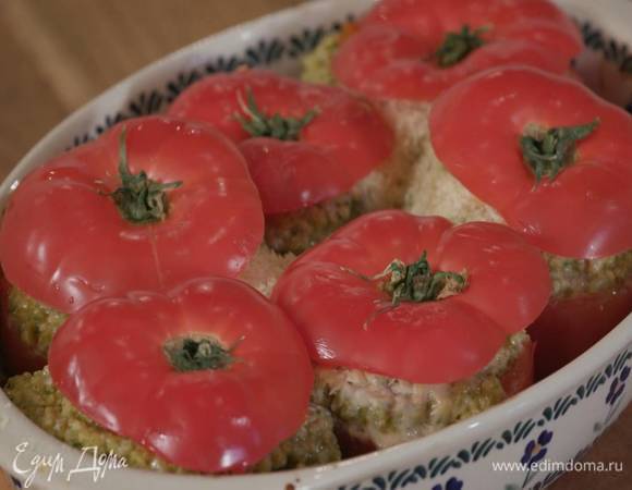 Запекать помидоры в разогретой духовке 20‒25 минут, затем накрыть «крышечками» и запекать еще несколько минут до готовности.