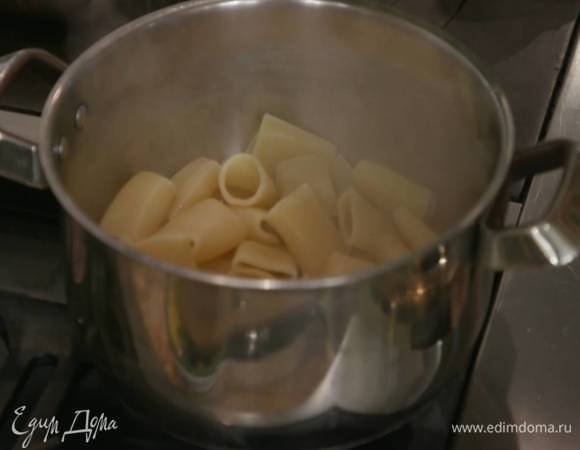 Макароны отваривать в подсоленной воде на пару минут меньше, чем указано на упаковке, затем воду слить и сохранить.