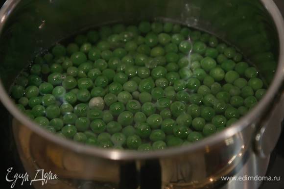 Зеленый горошек опустить ненадолго в кипящую воду, затем слить и обдать ледяной водой.