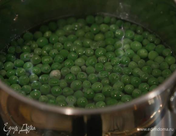 Зеленый горошек опустить ненадолго в кипящую воду, затем слить и обдать ледяной водой.