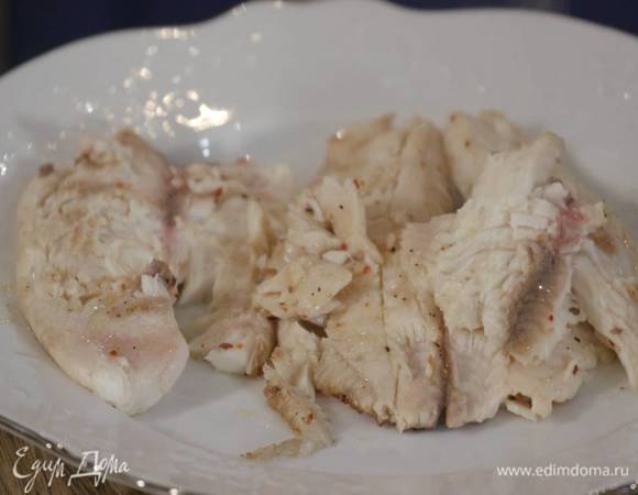 Филе тилапии полить 1‒2 ст. ложками оливкового масла, посолить, поперчить и обжаривать на разогретой сковороде-гриль с двух сторон по паре минут до готовности.