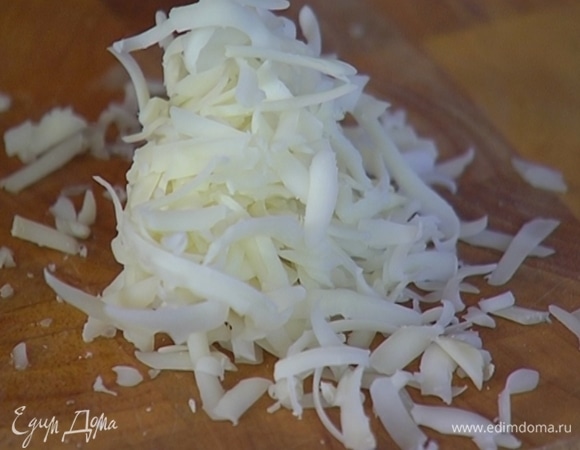 Козий сыр натереть на крупной терке.<br />
 