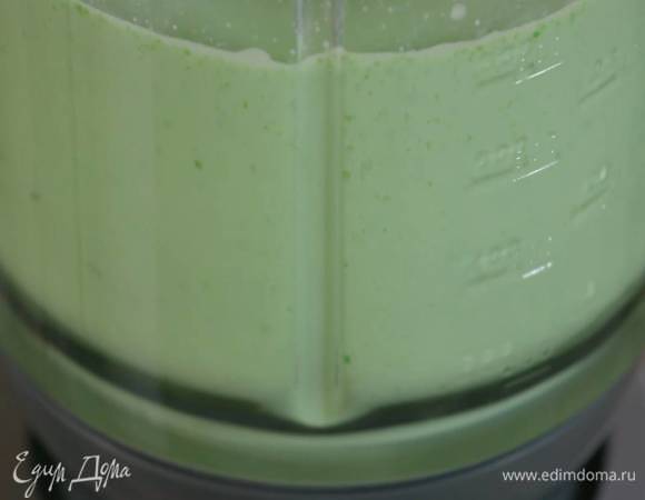 В чашу блендера поместить бланшированный горошек, влить часть сливок, добавить порванное руками орегано, половину натертого сыра, растертый пальцами пеперончино, все посолить и взбить, затем, не выключая блендера, влить оставшиеся сливки, 100 мл воды, в которой варились макароны, оставшееся оливковое масло и взбить все в однородную массу.