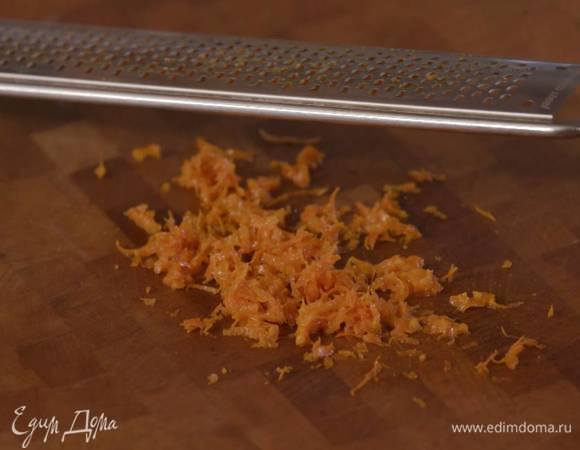 Цедру апельсина натереть на мелкой терке.<br />
 