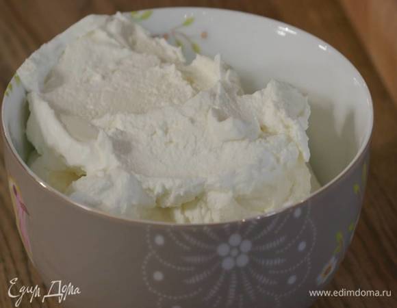 Приготовить сливочный крем: сливки взбивать блендером с насадкой-венчиком, пока они не начнут густеть, затем всыпать 1‒2 ст. ложки сахарной пудры и еще немного взбить, добавить сливочный сыр, вымешать все лопаткой и отправить в холодильник.