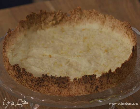 С готового песочного коржа снять бумагу с бобовыми и остудить его.