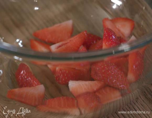 Клубнику разрезать на 4 части.