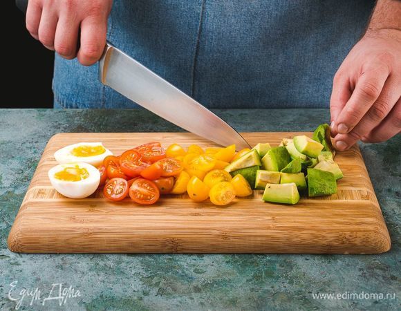Яйца отварите так, чтобы желток остался жидким, очистите от скорлупы. Яйца и помидоры черри разрежьте пополам, авокадо нарежьте небольшими кусочками.