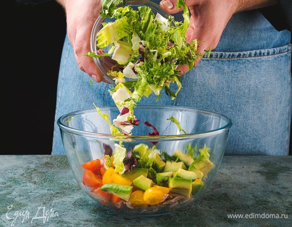 Добавьте в салатник нарезанные овощи и салатный микс.