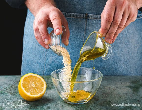 Приготовьте заправку, смешав оливковое масло, горчицу, лимонный сок, сахар и кунжутные семечки.