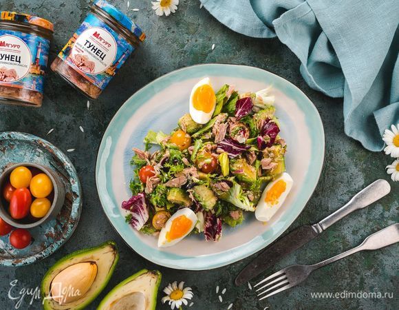 Подавайте салат к столу, полив заправкой. Приятного аппетита!