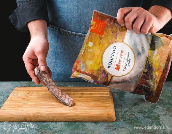 Разморозьте конгрио ТМ «Магуро». Промойте и обсушите, удалите плавники.