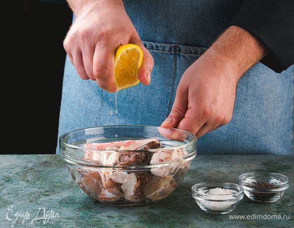 Полейте рыбу лимонным соком и оставьте на 15 минут.