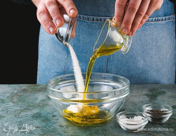 Пока рыба готовится в духовке, приготовьте соус. Смешайте горчицу, сметану, сахар, соль и перец.