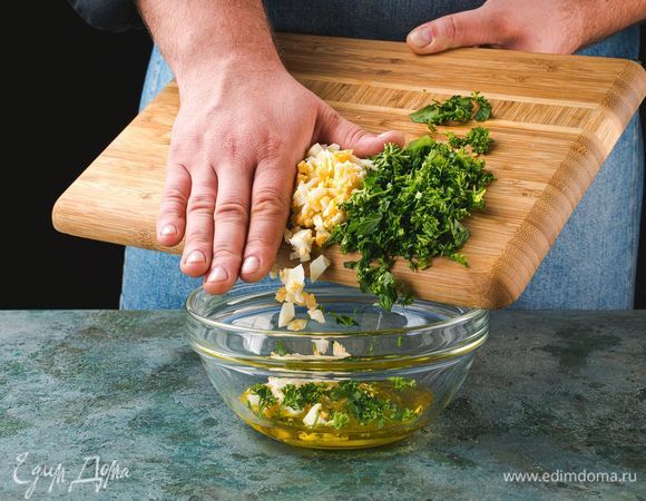 Отварите яйцо, мелко нарежьте его. Добавьте мелко нарезанное яйцо и зелень к приготовленной ранее смеси. Перемешайте все ингредиенты.