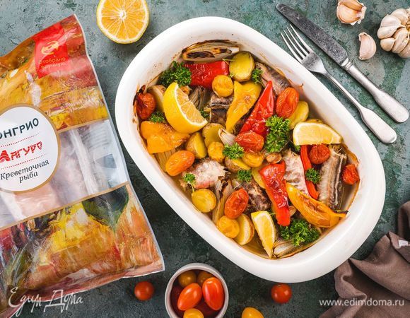 Подавайте готовую рыбу с овощами и зеленым соусом. Приятного аппетита!