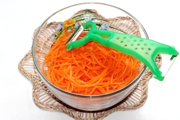 Очищенную морковь натереть на терке для корейской моркови.