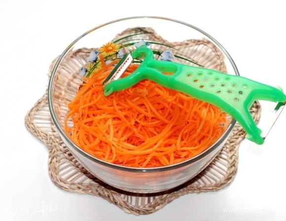 Очищенную морковь натереть на терке для корейской моркови.