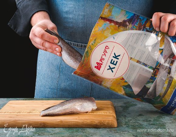 Хека ТМ «Магуро» разморозьте, промойте и очистите. Нарежьте на порционные кусочки.