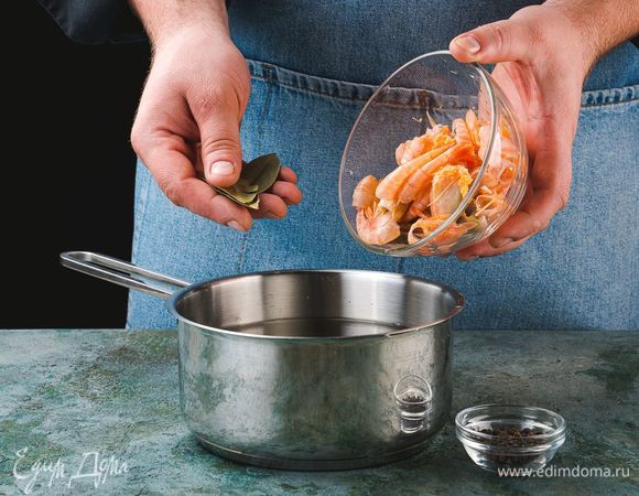 Залейте панцири 1,5 л воды, добавьте лавровый лист и перец горошком. Доведите до кипения и оставьте на огне на 15 минут, после чего процедите бульон.