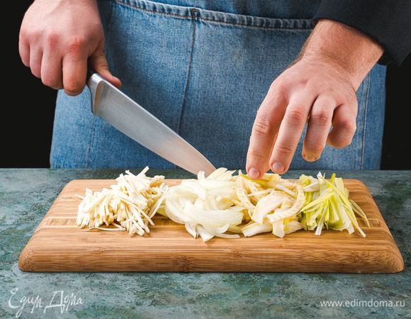 Нарежьте лук репчатый, лук-порей, корень сельдерея, фенхель тонкой соломкой. Овощи обжарьте.