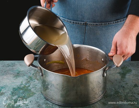 Добавьте в сотейник бульон от креветок, соль, перец.